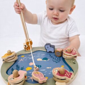 Pequeño pescador en un mundo de juego y ternura